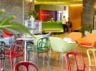W hotelowym lobby znajduje się recepcja oraz bar
