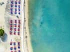 Jest położony przy piaszczystej plaży