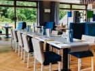 W resorcie znajduje się elegancka restauracja ze świetną kuchnią