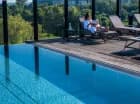 Latem hotel dysponuje zewnętrznym basenem na dachu