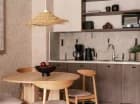 Apartament ma w pełni wyposażony aneks kuchenny