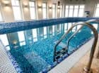 Hotelowy basen wyposażono w przeciwfalę