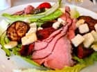 W restauracji można skosztować dań kuchni polskiej i śródziemnomorskiej