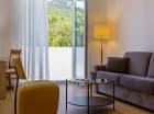 W salonie apartamentów superior i junior suite stoi rozkładana kanapa