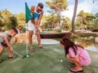 W resorcie są 3 pola do minigolfa