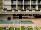 Otoczony przyrodą hotel posiada także sezonowy basen zewnętrzny