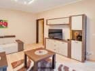 Część dzielna apartamentu zawiera kąciki telewizyjny i jadalny