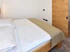 Dwuosobowa sypialnia jest wydzielona z pokoju dziennego