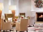 W hotelowym lobby jest kominek opalany drewnem