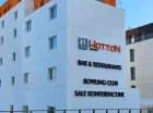 Pokoje w Hotelu Hotton posiadają minilodówkę i sejf