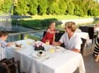 Z tarasu w restauracji rozpozciera się widokok na rzekę Savinja