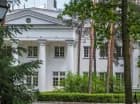 Hotel jest kojąco położony w otoczeniu sosnowego lasu