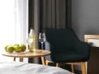 W pokojach deluxe znajdują się balkony z widokiem na las