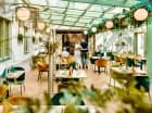 Restauracja posiada przyjemną salę słoneczną zaprojektowaną w stylu oranżerii