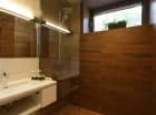 Łazienka z prysznicem i kosmetykami hotelowymi (pokój standard)