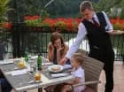 W sezonie przy restauracji Matthias działa taras ze stolikami