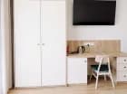 W każdym apartamencie jest szafa i biureczko
