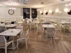 Sala restauracyjna jest przestronna i jasna