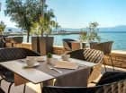 Hotel jest spektakularnie położony nad brzegiem morza