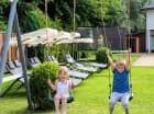 Dostępne są huśtawki, zjeżdżalnie, trampolina oraz piaskownica