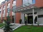 Hotel otoczony jest zielenią