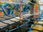 Kolorowe wnętrza aquparku są pełne niezliczonych atrakcji