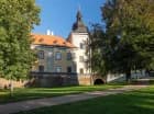 Hotel położony jest w zaciszu, a jedynie 12 km od centrum Pragi