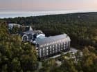 Hotel zlokalizowany jest w sosnowym lesie tylko 150 m od plaży