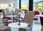Przestronna i stylowa sala restauracyjna z dyskretną oranżerią