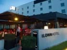 Przed hotelem znajduje się ogródek restauracyjny