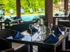 Jego ukryte pod dachem stoliki zapewniają widok na hotelowy basen