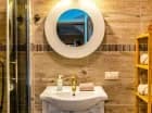 Przytulna łazienka Apartamentu Premium z tarasem i kuchnią