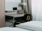 W apartamentach z osobną sypialnią jest biurko do pracy