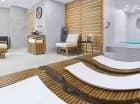 Strefa wellness z leżakami i jacuzzi
