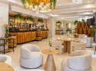 Znajduje się tu wyśmienita restauracja, lobby bar, pizzeria i chata grillowa