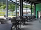 Okna restauracji wychodzą na góry