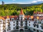 Tłem hotelu jest Stóg Izerski, na który wjeżdża całoroczna kolej gondolowa