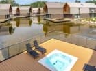 Można tutaj zamieszkać w hotelu lub willi z własnym zewnętrznym jacuzzi