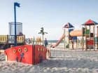Kolejny plac zabaw w sąsiedztwie znajduje się na plaży