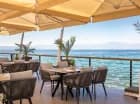 Hotel posiada restaurację nad brzegiem morza