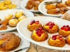 Szeroki wybór świeżo przygotowywanych słodkich i wytrawnych produktów