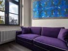Nowoczesny apartament posiada pokój dzienny z rozkładaną sofą