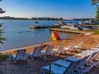 Na piaszczystej plaży ustawiono leżaki