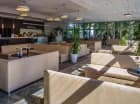 W hotelowym lobby mieści się kawiarnia i dyskoteka