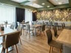 Hotel posiada przestronną i przyjemną salę jadalnianą