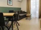 W apartamencie family 2+2 jest pokój dzienny z kanapą i aneksem kuhennym