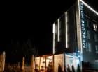 Hotel znajduje się niedaleko dworca PKP w Białymstoku, można tu dojechać koleją