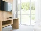 Z wielu apartamentów widać zalesione góry