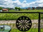 Widok na góry z balkonu w apartamencie