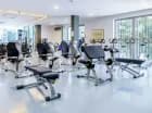 W strefie fitness z widokiem na park mieści się dużo różnorodnego sprzętu